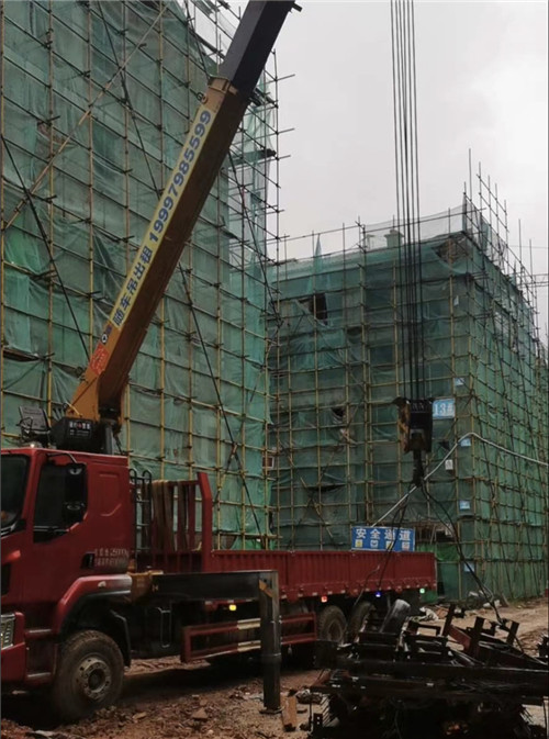 西藏“慢工细活”—— 吊车的 “微动控制” 技术